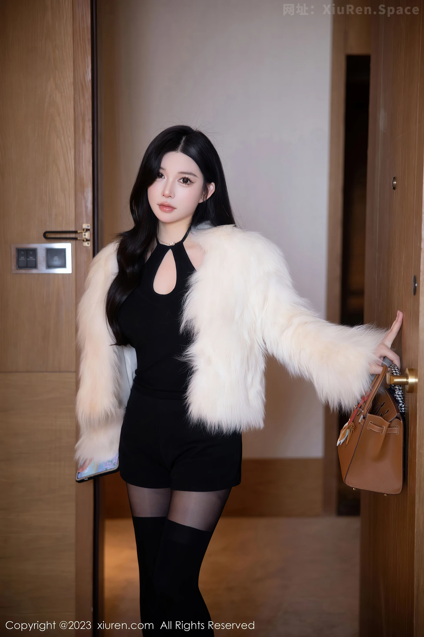 图片[4]-[XiuRen秀人网]2023.02.01 VOL.6202 软软爱吃肉 紫色透视情趣旗袍裙与黑色内衣加肉丝美腿性感私房写真集-秀人网官方网站